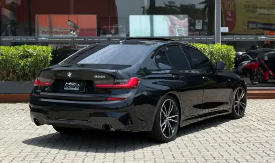 BMW-320i-2022