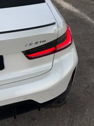BMW-330e-2024
