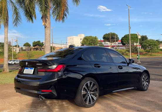 BMW-320i-2020