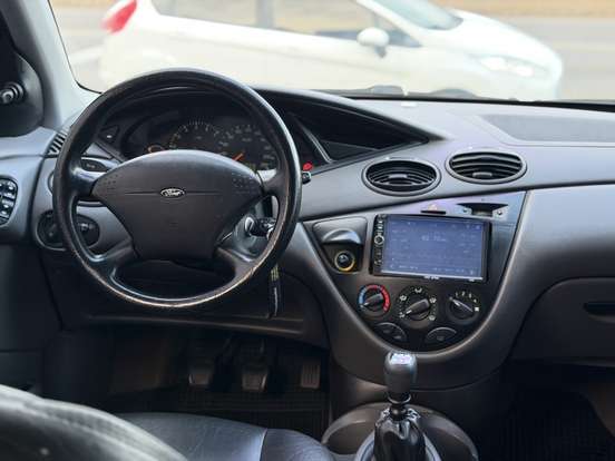FORD-FOCUS-2001