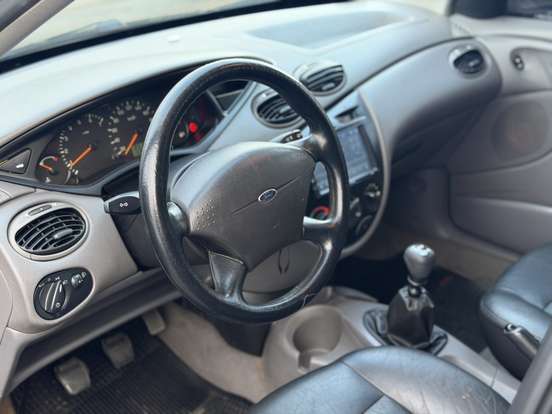 FORD-FOCUS-2001