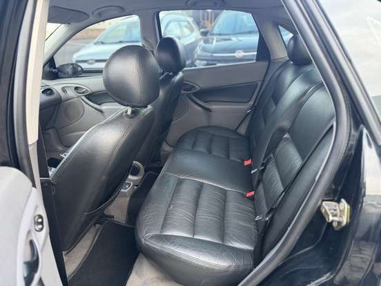 FORD-FOCUS-2001