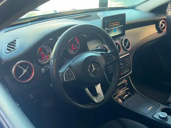 MERCEDES-BENZ-GLA 200-2017