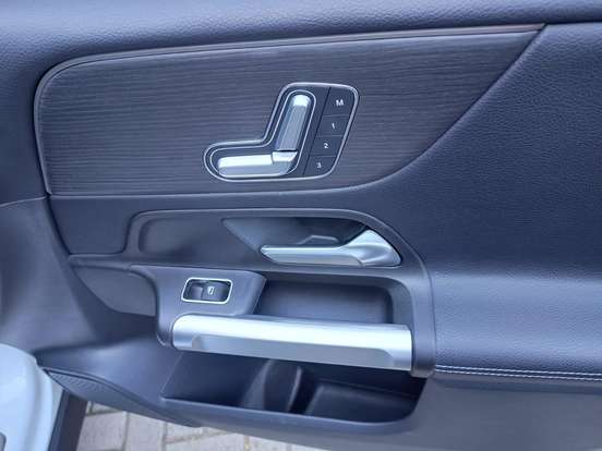 MERCEDES-BENZ-GLB 200-2021