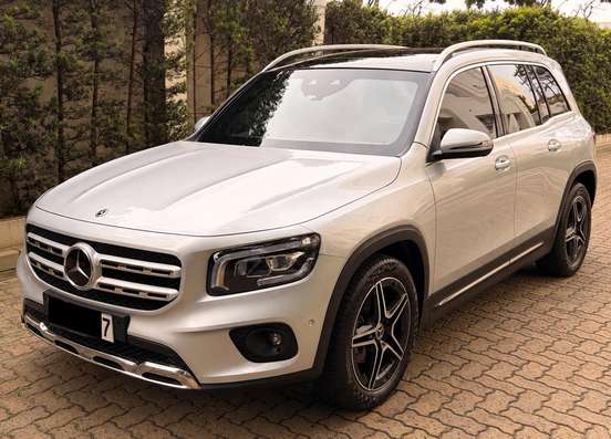 MERCEDES-BENZ-GLB 200-2023