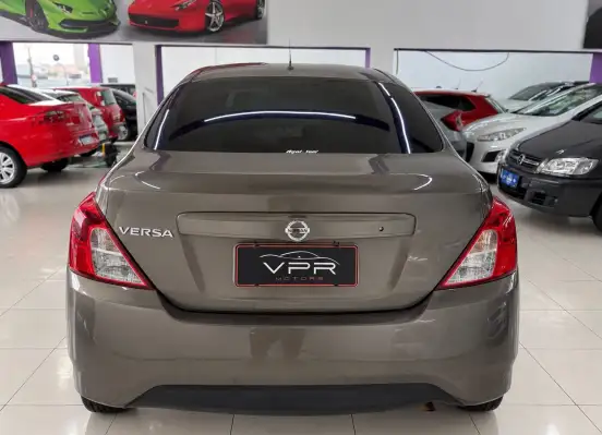 NISSAN-VERSA-2017