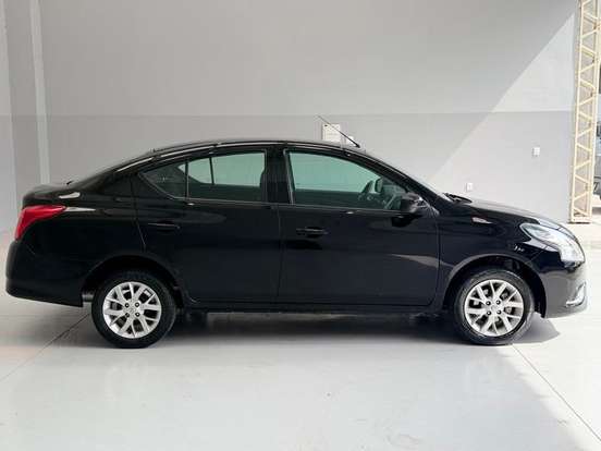 NISSAN-VERSA-2017