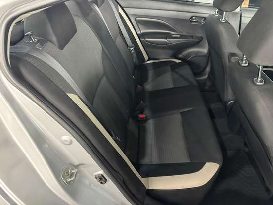 NISSAN-VERSA-2021