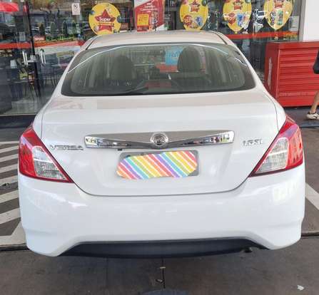 NISSAN-VERSA-2017