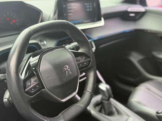 PEUGEOT-208-2021