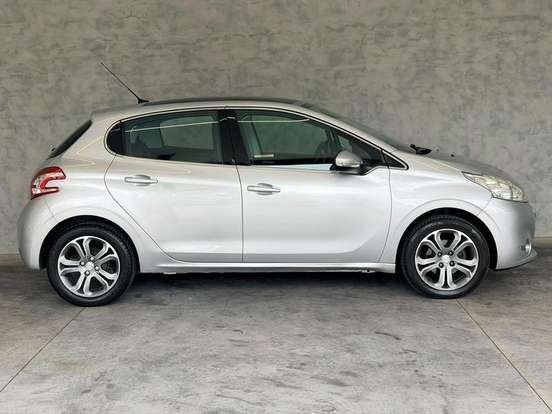 PEUGEOT-208-1.6 GRIFFE 16V FLEX 4P AUTOMÁTICO PEUGEOT-208-2015