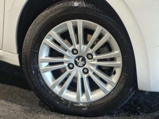 PEUGEOT-208-1.6 INCONCERT 16V FLEX 4P AUTOMÁTICO PEUGEOT-208-2018