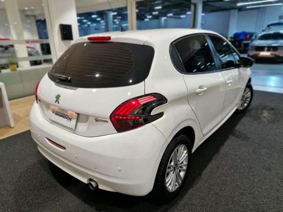 PEUGEOT-208-2018