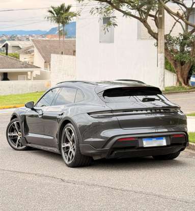 PORSCHE-TAYCAN-2023