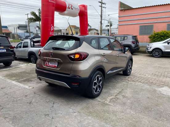 RENAULT-CAPTUR-2021