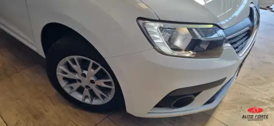 RENAULT-LOGAN-2022