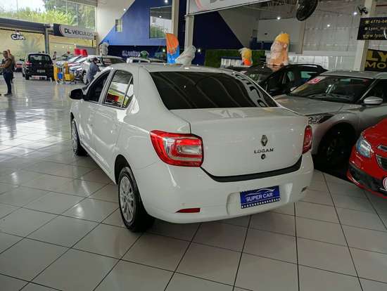 RENAULT-LOGAN-2024