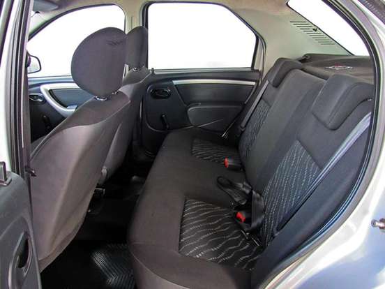 RENAULT-LOGAN-2011