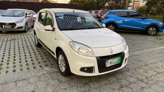 RENAULT-SANDERO-2011