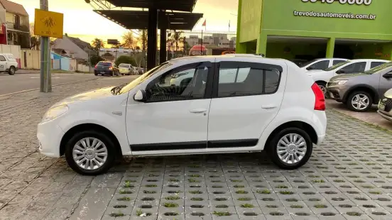 RENAULT-SANDERO-2011