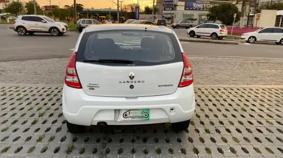 RENAULT-SANDERO-2011