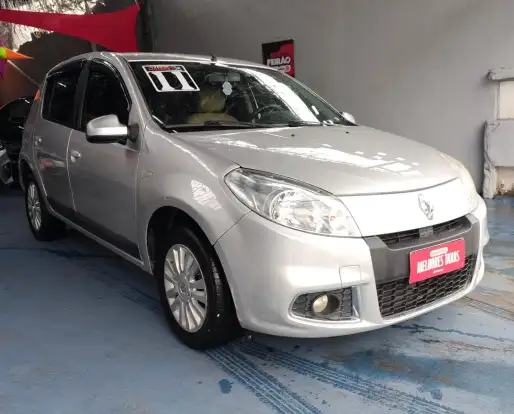 RENAULT-SANDERO-2011
