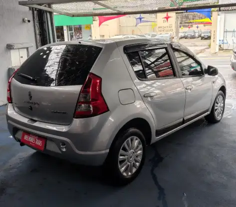 RENAULT-SANDERO-2011