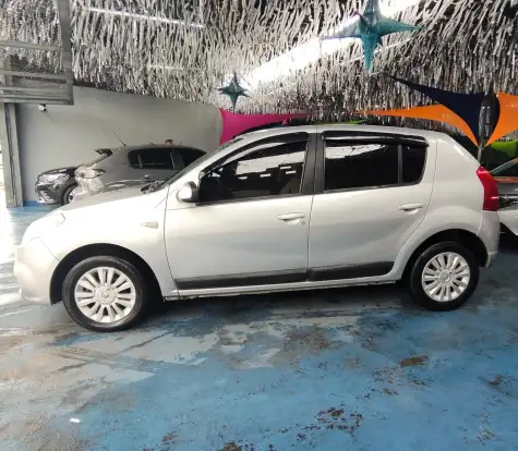 RENAULT-SANDERO-2011