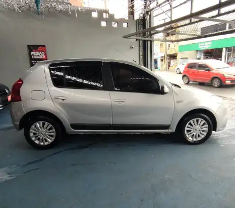 RENAULT-SANDERO-2011