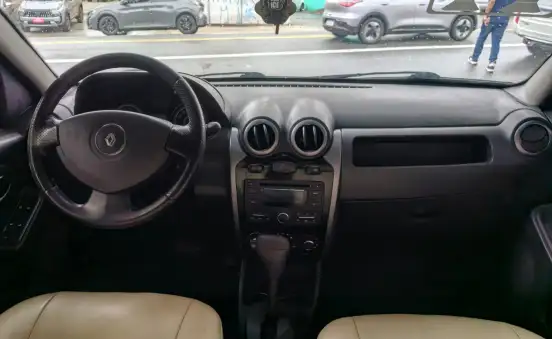 RENAULT-SANDERO-2011