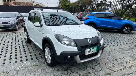 RENAULT-SANDERO-2013