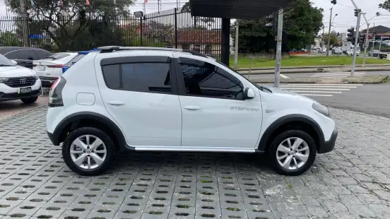 RENAULT-SANDERO-2013