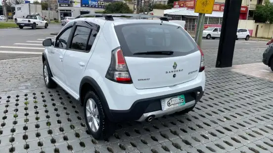 RENAULT-SANDERO-2013
