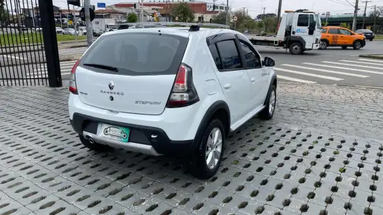 RENAULT-SANDERO-2013