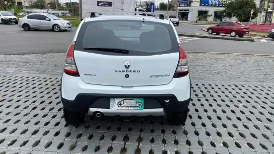 RENAULT-SANDERO-2013
