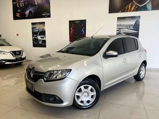 RENAULT-SANDERO-2015