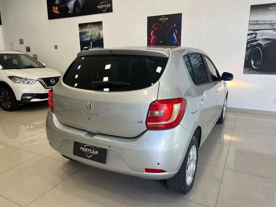 RENAULT-SANDERO-2015
