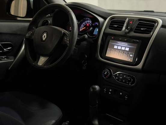 RENAULT-SANDERO-2015