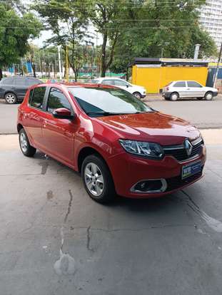 RENAULT-SANDERO-2015