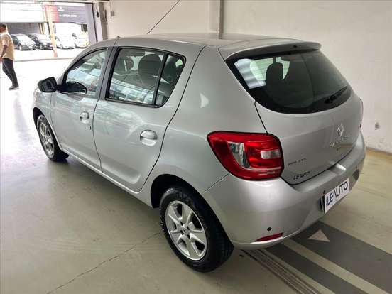 RENAULT-SANDERO-2014