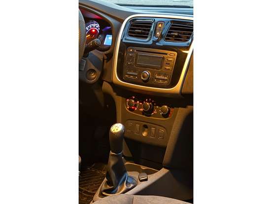 RENAULT-SANDERO-2015