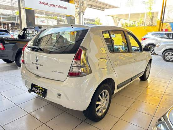 RENAULT-SANDERO-2013