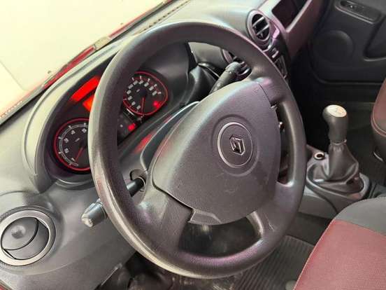 RENAULT-SANDERO-2012