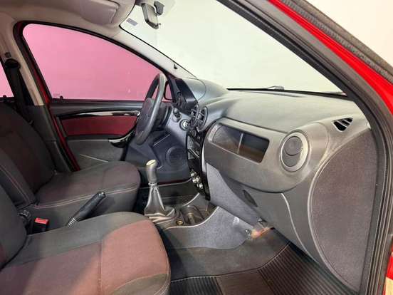 RENAULT-SANDERO-2012