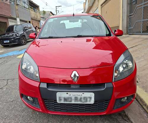 RENAULT-SANDERO-2013
