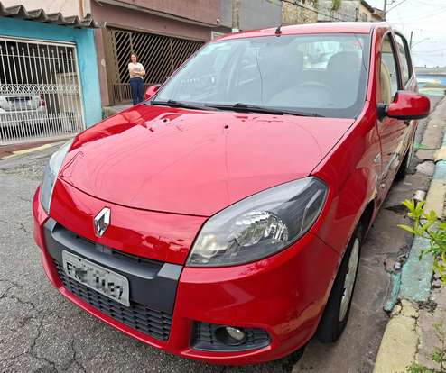 RENAULT-SANDERO-2013