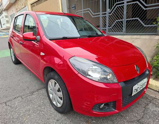 RENAULT-SANDERO-2013