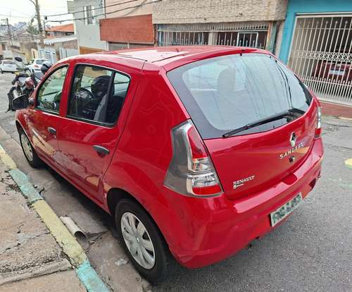 RENAULT-SANDERO-2013