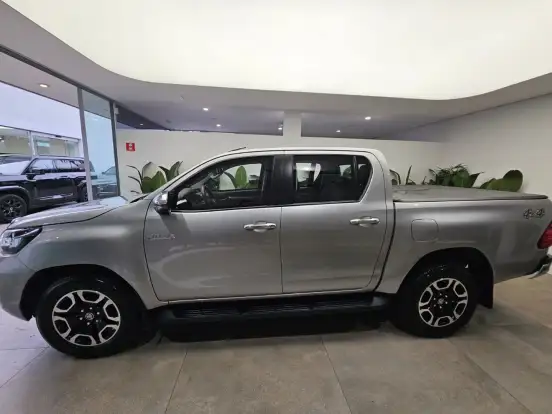 TOYOTA-HILUX-2021