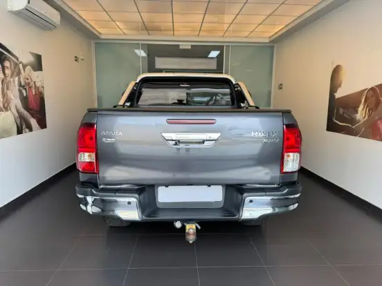 TOYOTA-HILUX-2.8 D-4D TURBO DIESEL CD SRV 4X4 AUTOMÁTICO TOYOTA-HILUX-2023